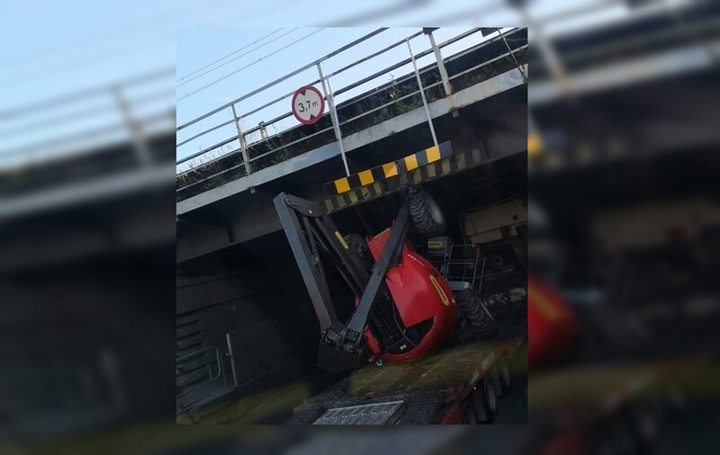 Ciężarówka nie "zmieściła" się pod wiaduktem w Chebziu