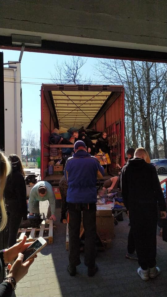 Ciężarówki z Niemiec i Francji przywiozły do centralnego magazynu zbiórki dla uchodźców z Ukrainy w Rudzie Śląskiej, pomoc zebraną przez mieszkańców m.in. L�śchgau i Monachium.