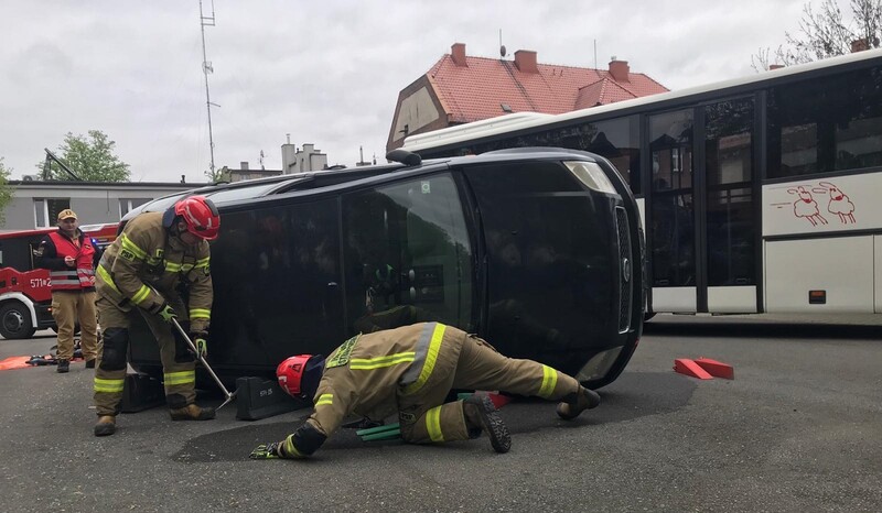 Ćwiczenia ratownicze w Rudzie Śląskiej. Straż Pożarna i uczniowie szlifowali umiejętności