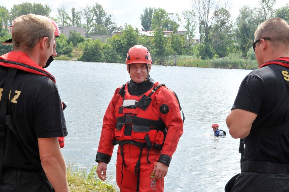 Rudzcy strażacy we współpracy ze Specjalistyczną Grupą Ratownictwa Wodno-Nurkowego Państwowej Straży Pożarnej, Wodnym Ochotniczym Pogotowiem Ratunkowym oraz OSP przeprowadzają na terenie stawu Kokotek ćwiczenia z zakresu ratownictwa wodnego.