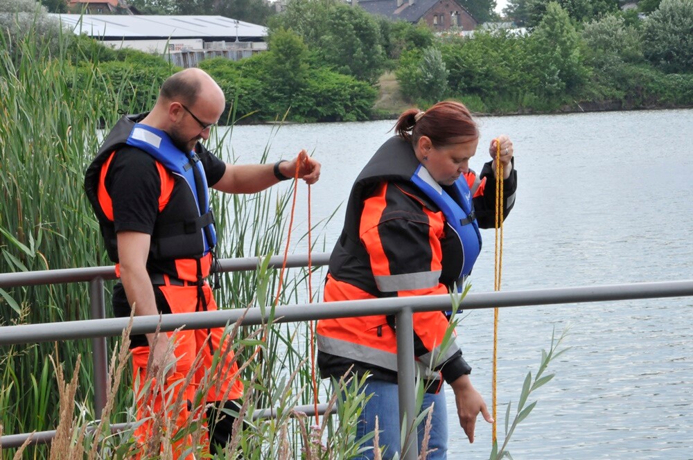 Rudzcy strażacy we współpracy ze Specjalistyczną Grupą Ratownictwa Wodno-Nurkowego Państwowej Straży Pożarnej, Wodnym Ochotniczym Pogotowiem Ratunkowym oraz OSP przeprowadzają na terenie stawu Kokotek ćwiczenia z zakresu ratownictwa wodnego.