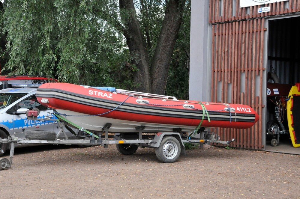 Rudzcy strażacy we współpracy ze Specjalistyczną Grupą Ratownictwa Wodno-Nurkowego Państwowej Straży Pożarnej, Wodnym Ochotniczym Pogotowiem Ratunkowym oraz OSP przeprowadzają na terenie stawu Kokotek ćwiczenia z zakresu ratownictwa wodnego.