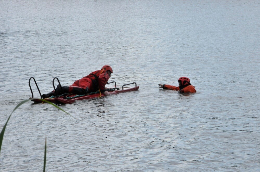 Rudzcy strażacy we współpracy ze Specjalistyczną Grupą Ratownictwa Wodno-Nurkowego Państwowej Straży Pożarnej, Wodnym Ochotniczym Pogotowiem Ratunkowym oraz OSP przeprowadzają na terenie stawu Kokotek ćwiczenia z zakresu ratownictwa wodnego.