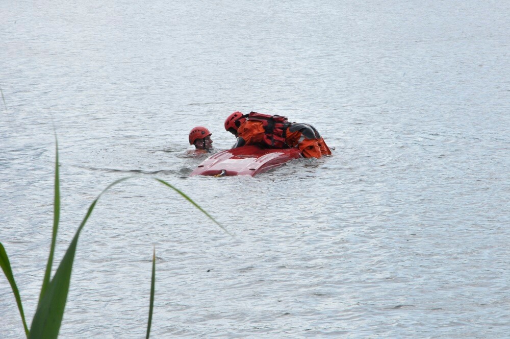 Rudzcy strażacy we współpracy ze Specjalistyczną Grupą Ratownictwa Wodno-Nurkowego Państwowej Straży Pożarnej, Wodnym Ochotniczym Pogotowiem Ratunkowym oraz OSP przeprowadzają na terenie stawu Kokotek ćwiczenia z zakresu ratownictwa wodnego.