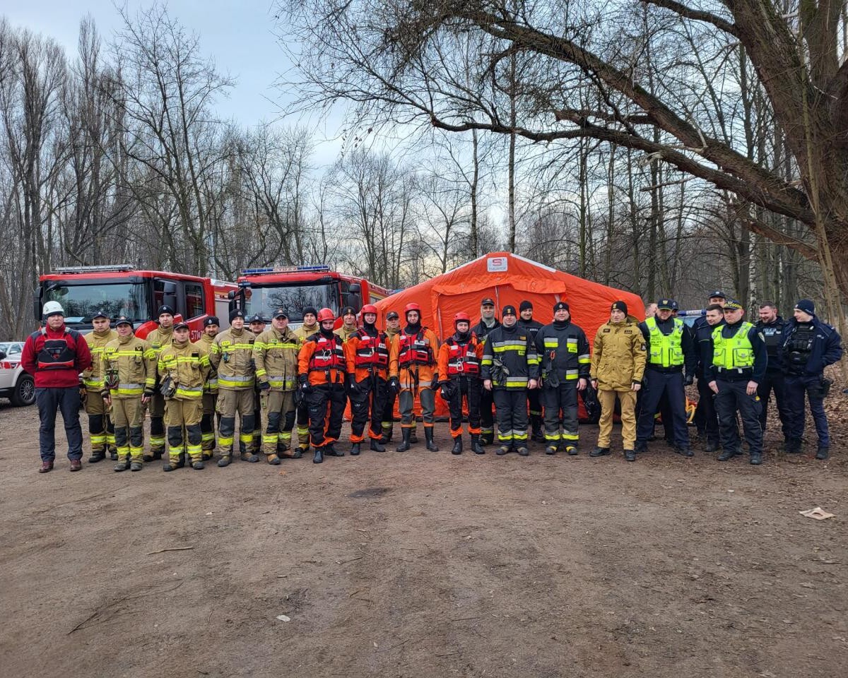 Ćwiczenia z ratownictwa lodowego odbyły się na stawie w Goduli. Policja, WOPR, Straż Miejska i inne służby doskonaliły techniki ratunkowe i prezentowały nowoczesny sprzęt / fot. KM PSP Ruda Śląska