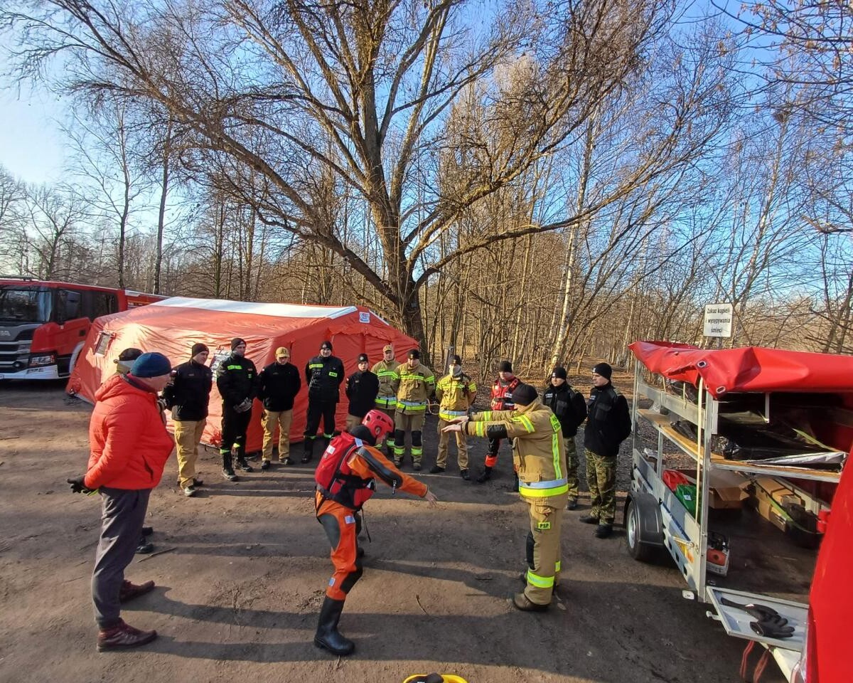 Ćwiczenia z ratownictwa lodowego odbyły się na stawie w Goduli. Policja, WOPR, Straż Miejska i inne służby doskonaliły techniki ratunkowe i prezentowały nowoczesny sprzęt / fot. KM PSP Ruda Śląska