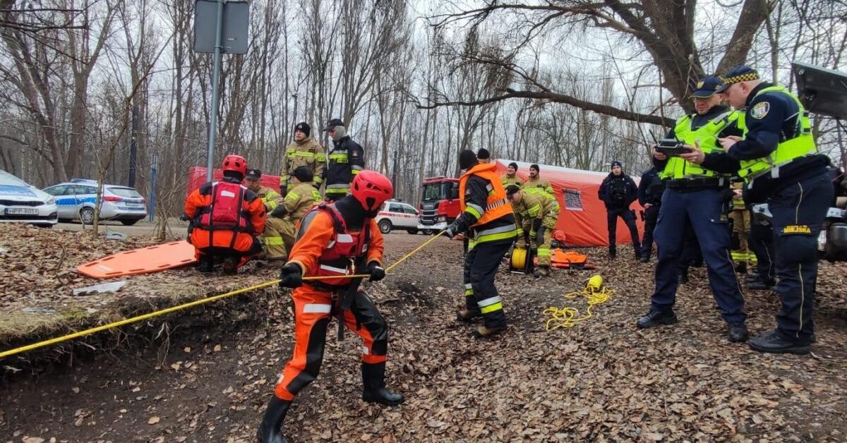 Ćwiczenia z ratownictwa lodowego odbyły się na stawie w Goduli. Policja, WOPR, Straż Miejska i inne służby doskonaliły techniki ratunkowe i prezentowały nowoczesny sprzęt / fot. KM PSP Ruda Śląska