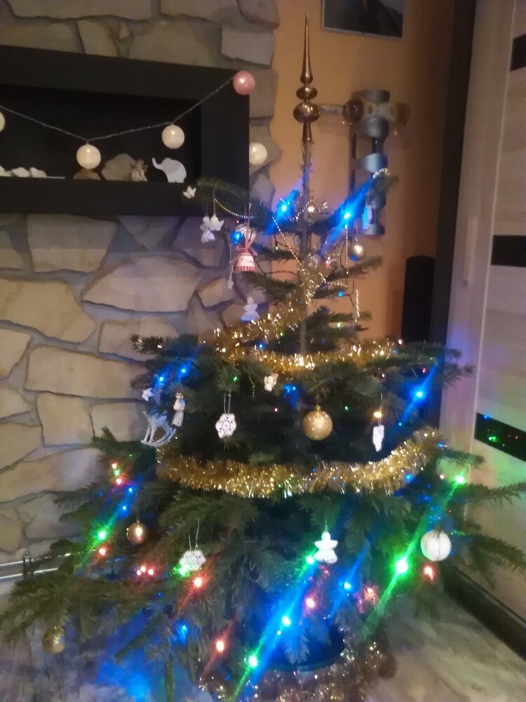 Choinka z ręcznie szydełkowanymi ozdobami. Autor: Adam Mazur