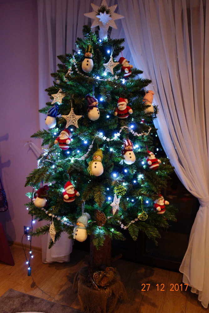 Staram się stworzyć obecnością mojej choinki wyjątkowy nastrój świąt. Dlatego staram się ozdabiać ją tak by jej widok wywoływał w moich dzieciach i reszcie rodziny poczucie szczęścia i magii świąt. Ja sama uwielbiam na nią spoglądać i przenosić się wspomnieniami do mojego dzieciństwa.
Autor: Zdebel Monika