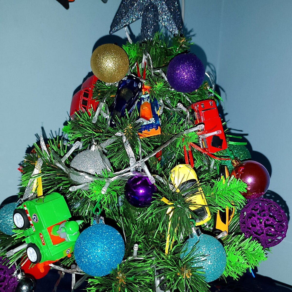 Tradycyjnie już jak co roku na Facebooku RudaSlaska.com.pl poprosiliśmy naszych czytelników, aby wysłali nam zdjęcia swoich choinek bożonarodzeniowych. Odzew był bardzo pozytywny. Zobaczcie stworzoną galerię ozdobionych drzewek!