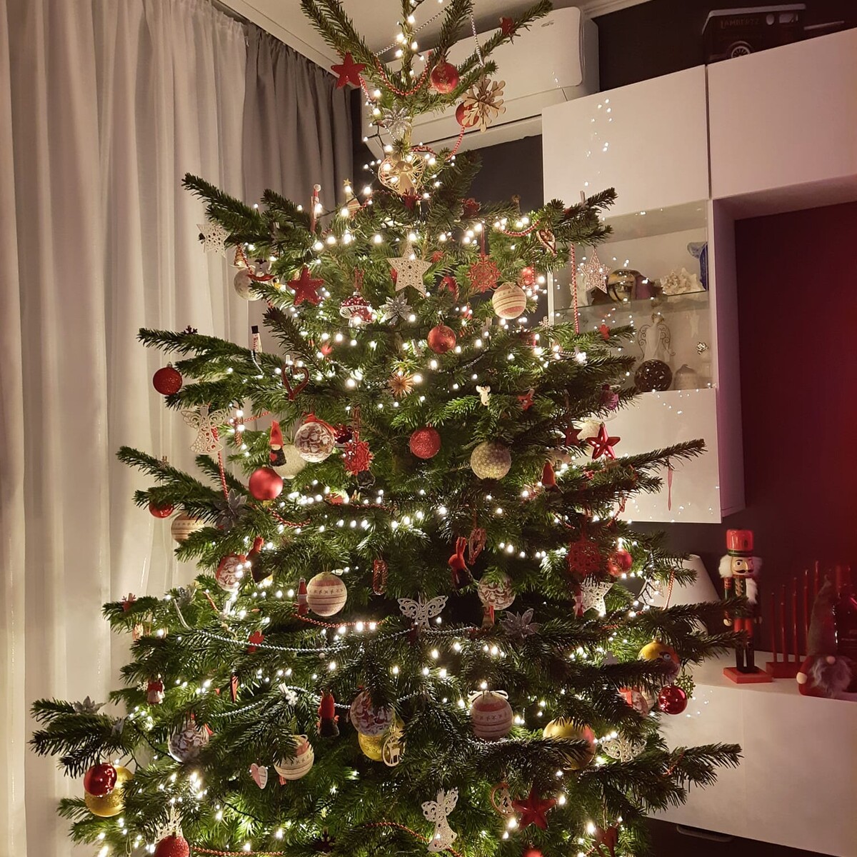 Tradycyjnie już jak co roku na Facebooku RudaSlaska.com.pl poprosiliśmy naszych czytelników, aby wysłali nam zdjęcia swoich choinek bożonarodzeniowych. Odzew był bardzo pozytywny. Zobaczcie stworzoną galerię ozdobionych drzewek!