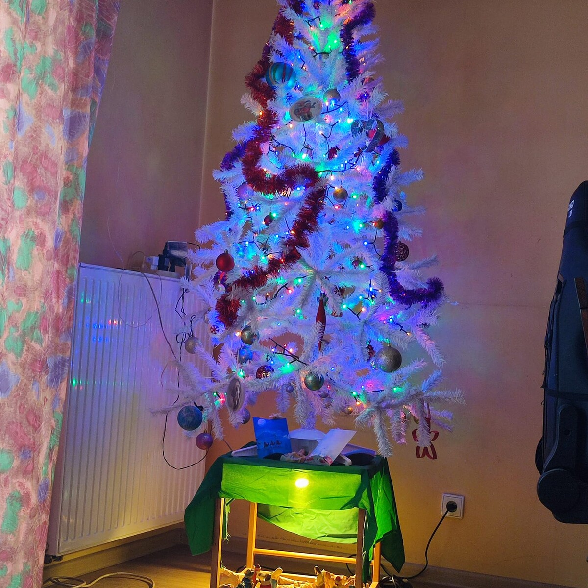 Tradycyjnie już jak co roku na Facebooku RudaSlaska.com.pl poprosiliśmy naszych czytelników, aby wysłali nam zdjęcia swoich choinek bożonarodzeniowych. Odzew był bardzo pozytywny. Zobaczcie stworzoną galerię ozdobionych drzewek!