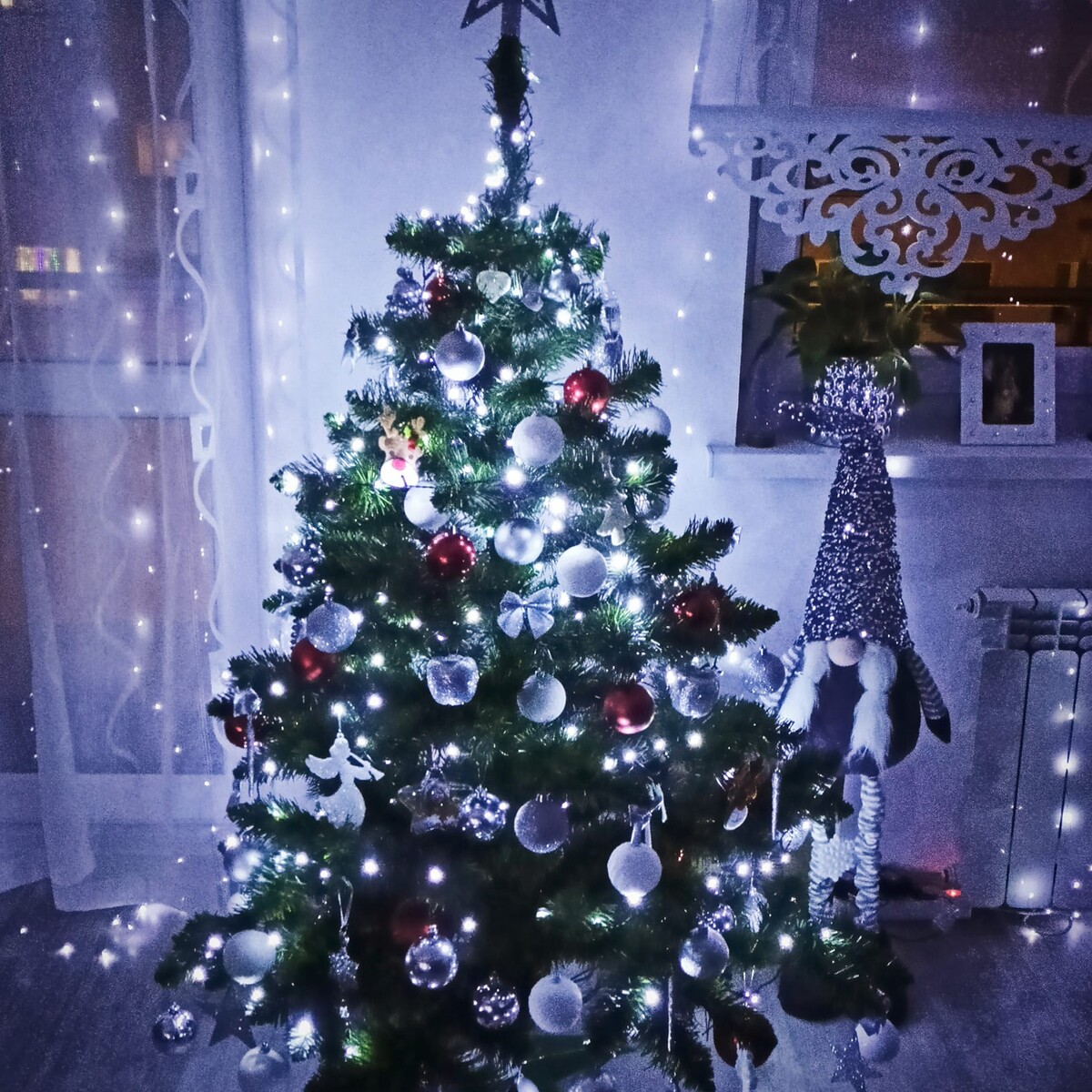 Tradycyjnie już jak co roku na Facebooku RudaSlaska.com.pl poprosiliśmy naszych czytelników, aby wysłali nam zdjęcia swoich choinek bożonarodzeniowych. Odzew był bardzo pozytywny. Zobaczcie stworzoną galerię ozdobionych drzewek!