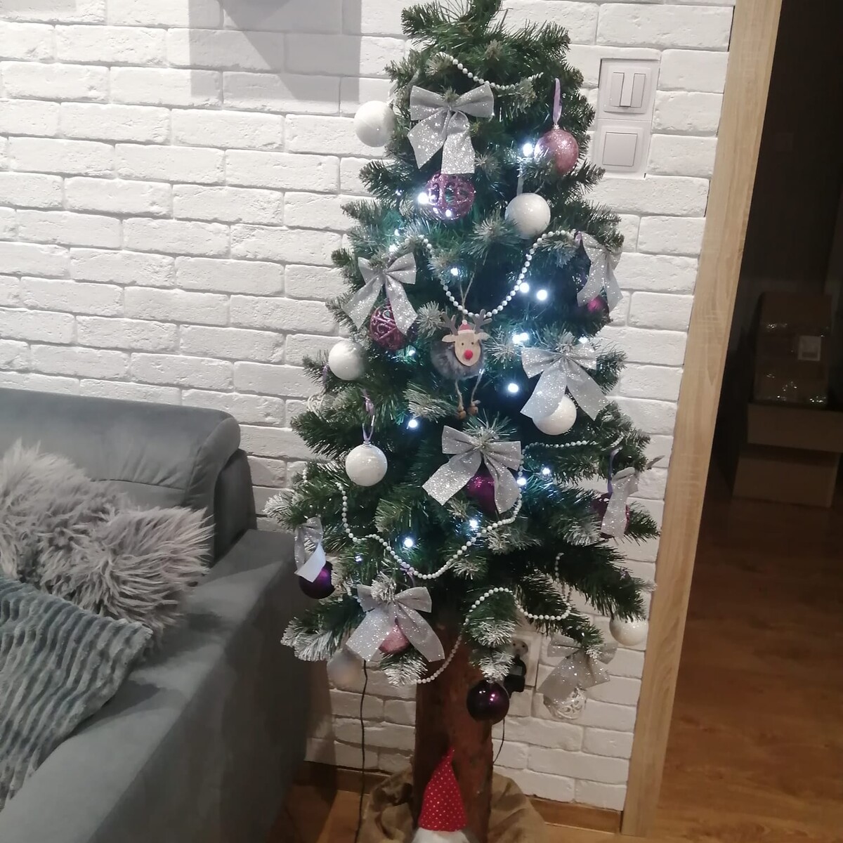 Tradycyjnie już jak co roku na Facebooku RudaSlaska.com.pl poprosiliśmy naszych czytelników, aby wysłali nam zdjęcia swoich choinek bożonarodzeniowych. Odzew był bardzo pozytywny. Zobaczcie stworzoną galerię ozdobionych drzewek!