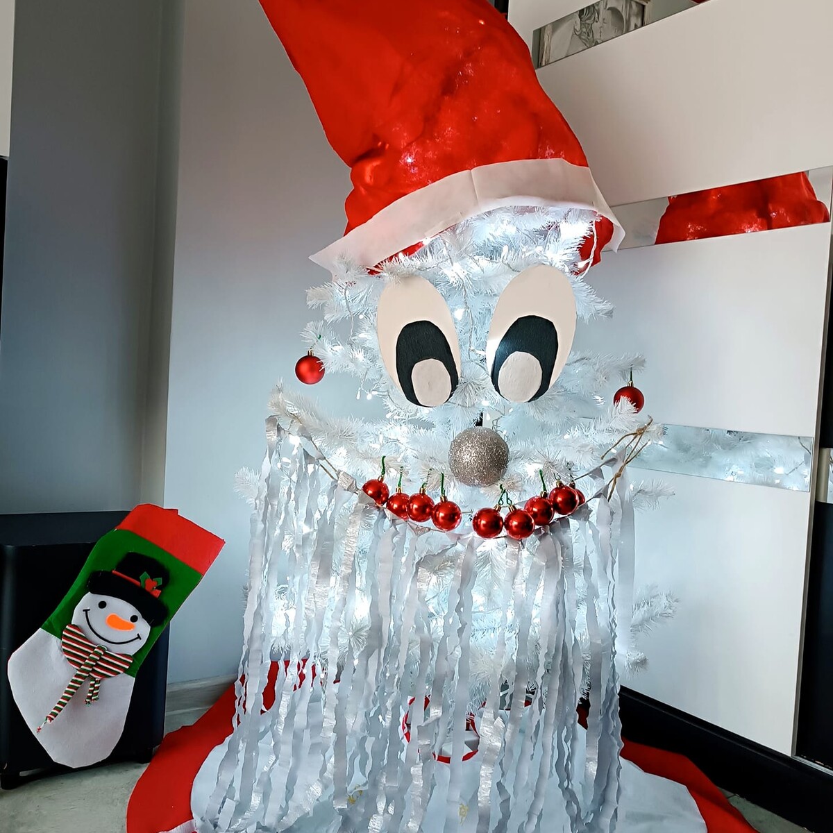 Tradycyjnie już jak co roku na Facebooku RudaSlaska.com.pl poprosiliśmy naszych czytelników, aby wysłali nam zdjęcia swoich choinek bożonarodzeniowych. Odzew był bardzo pozytywny. Zobaczcie stworzoną galerię ozdobionych drzewek!