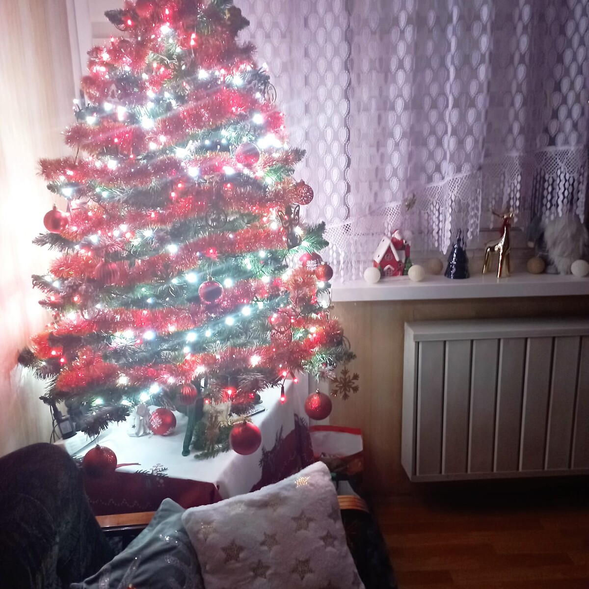 Tradycyjnie już jak co roku na Facebooku RudaSlaska.com.pl poprosiliśmy naszych czytelników, aby wysłali nam zdjęcia swoich choinek bożonarodzeniowych. Odzew był bardzo pozytywny. Zobaczcie stworzoną galerię ozdobionych drzewek!