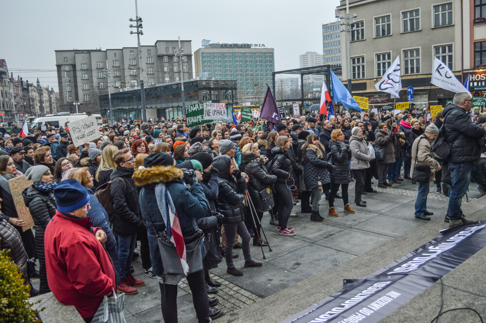 Setki ludzi pojawiło się na katowickim rynku, aby zaprotestować przeciwko zaostrzaniu prawa aborcyjnego.