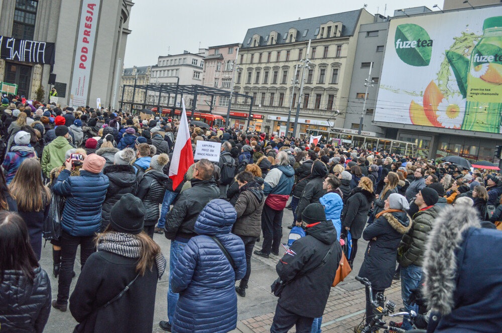 Setki ludzi pojawiło się na katowickim rynku, aby zaprotestować przeciwko zaostrzaniu prawa aborcyjnego.