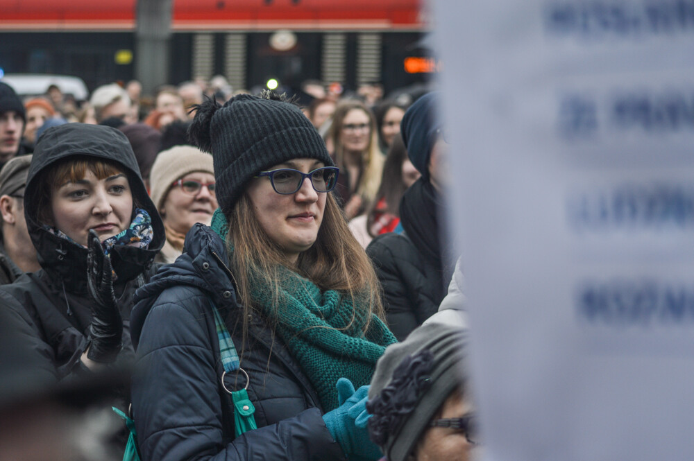 Setki ludzi pojawiło się na katowickim rynku, aby zaprotestować przeciwko zaostrzaniu prawa aborcyjnego.