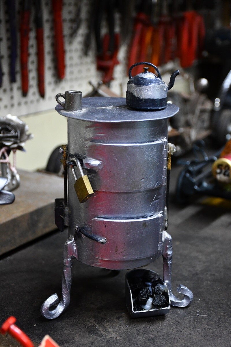 Dariusz Paszek, rudzianin na co dzień pracujący jako spawacz-hydraulik, w wolnych chwilach oddaje się swojej nietypowej pasji – tworzeniu dzieł sztuki z metalu i przemysłowych materiałów.