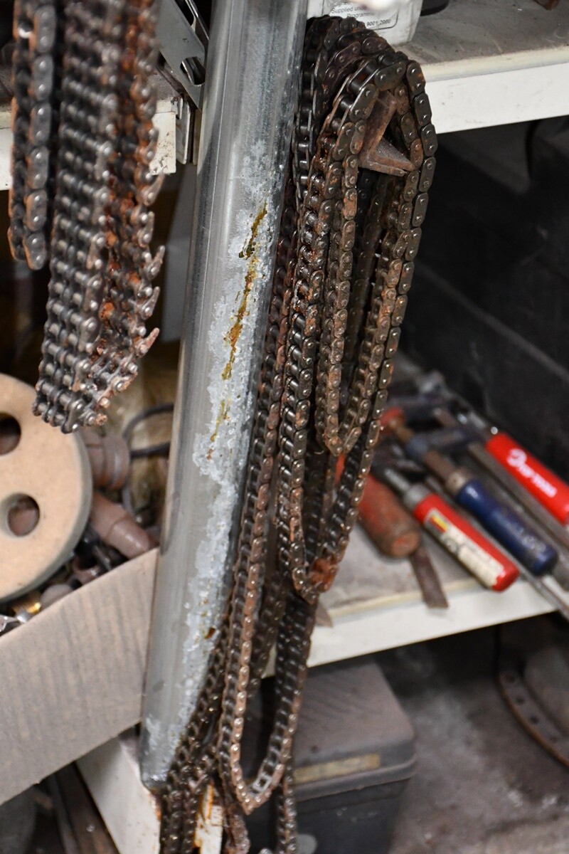 Dariusz Paszek, rudzianin na co dzień pracujący jako spawacz-hydraulik, w wolnych chwilach oddaje się swojej nietypowej pasji – tworzeniu dzieł sztuki z metalu i przemysłowych materiałów.