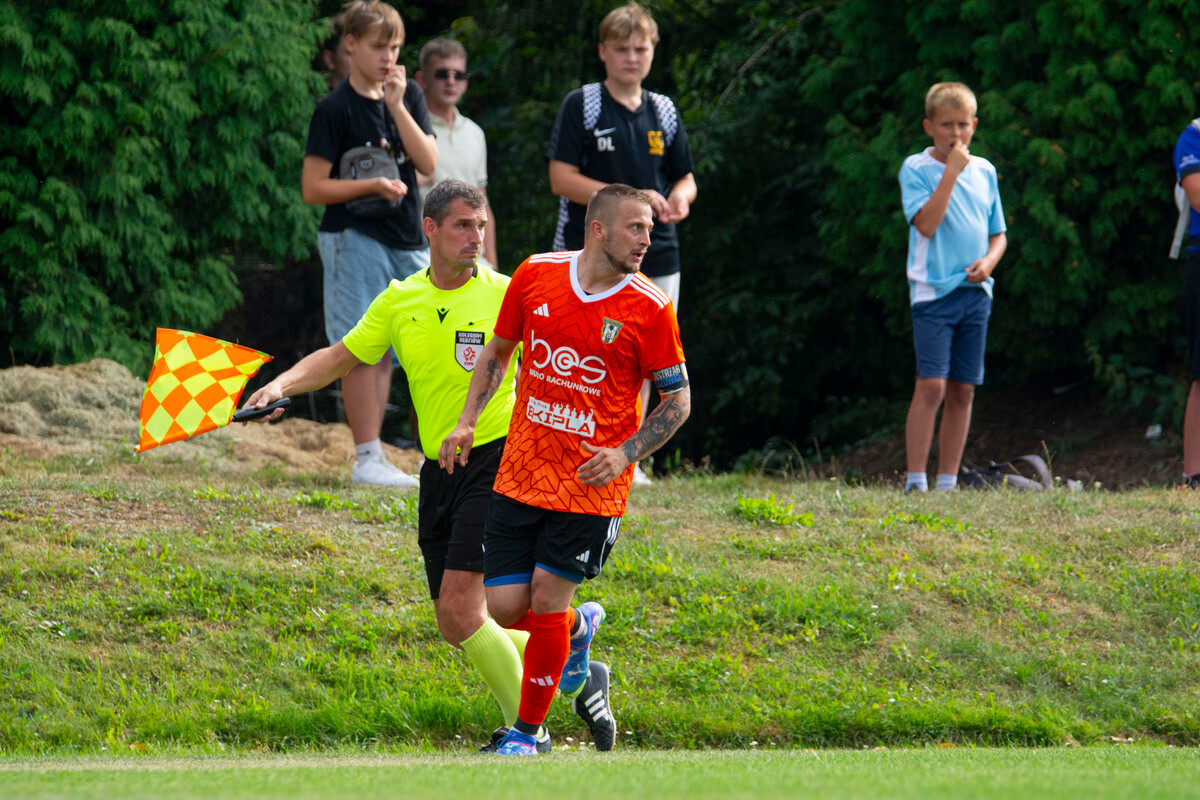 Wczorajsze derby na stadionie TP Jastrząb Bielszowice dostarczyły emocji, na które kibice czekali od początku sezonu / fot. Marek Faber