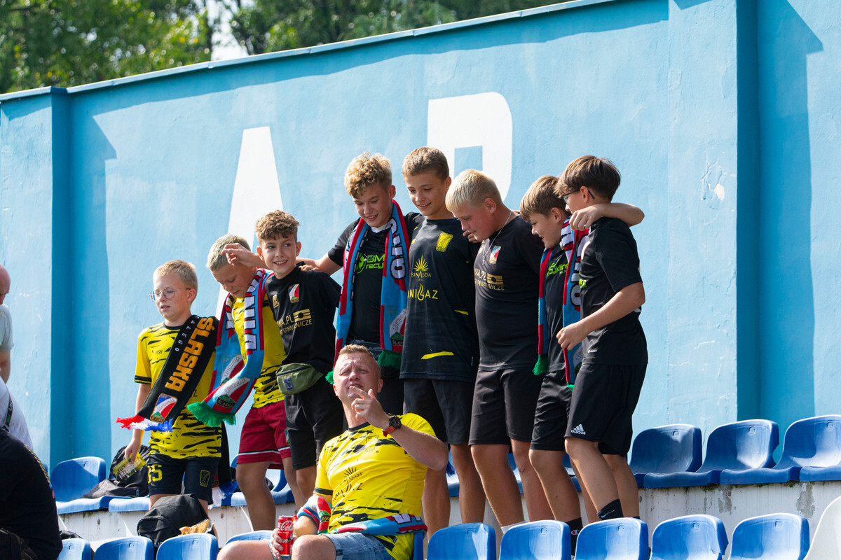 Wczorajsze derby na stadionie TP Jastrząb Bielszowice dostarczyły emocji, na które kibice czekali od początku sezonu / fot. Marek Faber