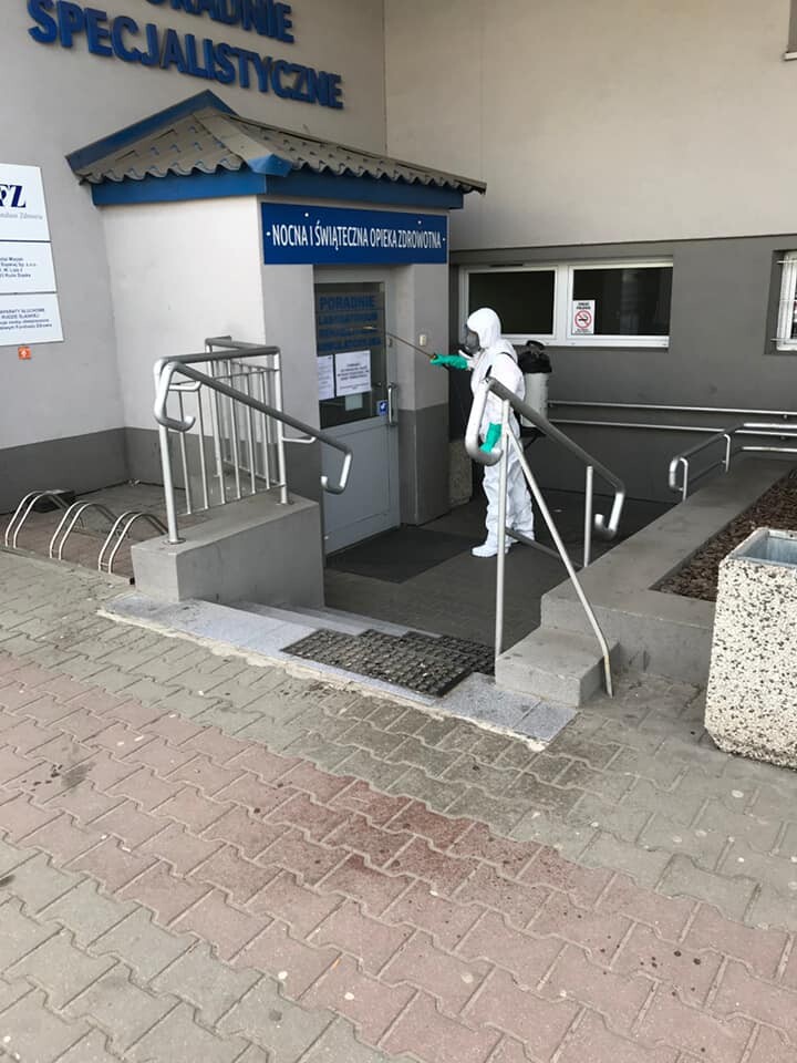 Władze miasta po konsultacji z Sanepidem zdecydowały się dokonać dezynfekcji terenu wokół stacji oraz głównego wejścia do rudzkiego szpitala.