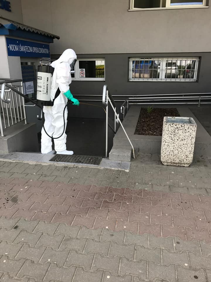Władze miasta po konsultacji z Sanepidem zdecydowały się dokonać dezynfekcji terenu wokół stacji oraz głównego wejścia do rudzkiego szpitala.