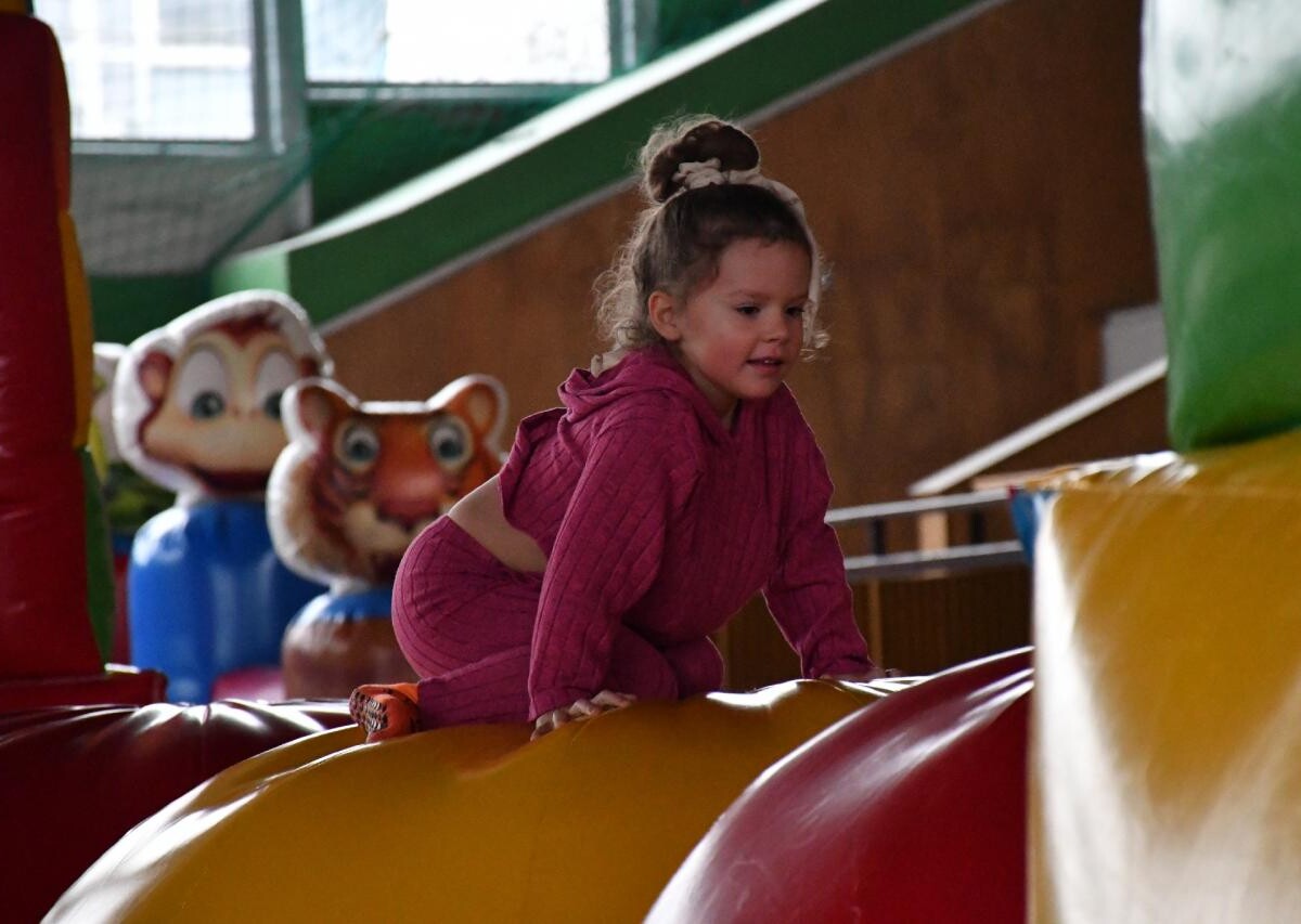 Trwa "Dmuchane Zakończenie Ferii". Atrakcji dla dzieci jest tutaj co niemiara! / fot. Jacek Knapik