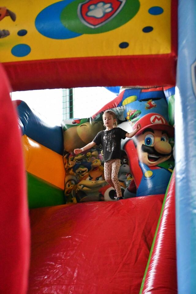 Trwa "Dmuchane Zakończenie Ferii". Atrakcji dla dzieci jest tutaj co niemiara! / fot. Jacek Knapik