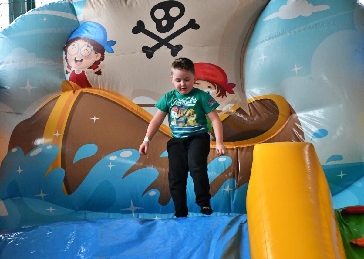 Trwa "Dmuchane Zakończenie Ferii". Atrakcji dla dzieci jest tutaj co niemiara! / fot. Jacek Knapik