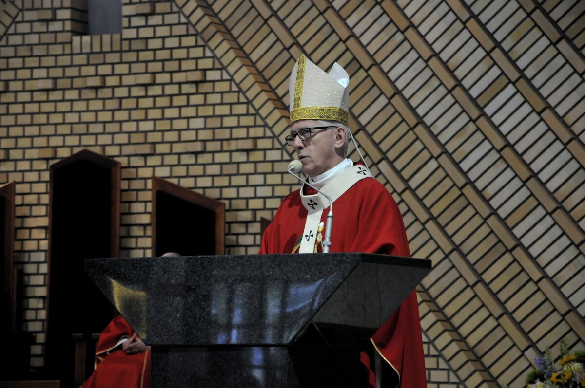 Ruda Śląska obchodzi 60. urodziny - z tej okazji Dni Rudy Śląskiej w tym roku będą trwały aż cztery dni! Pierwszego dnia obchodziliśmy również Święto Herbu Miasta, był to zatem dzień wypełniony uroczystościami, a zakończony fantastyczną zabawą pod sceną, na której wystąpił zespół KOMBI.
