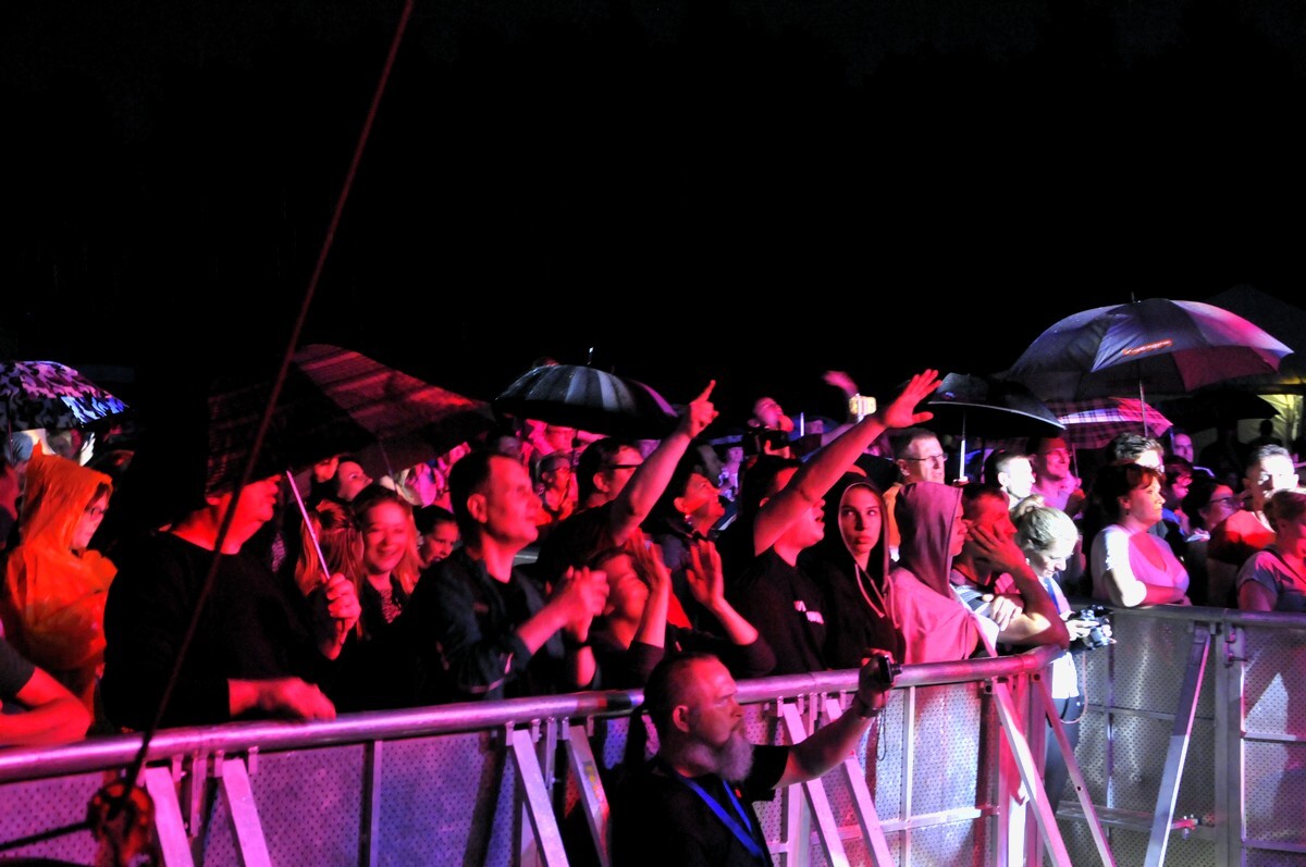 Publiczność bawiła się znakomicie pomimo deszczu