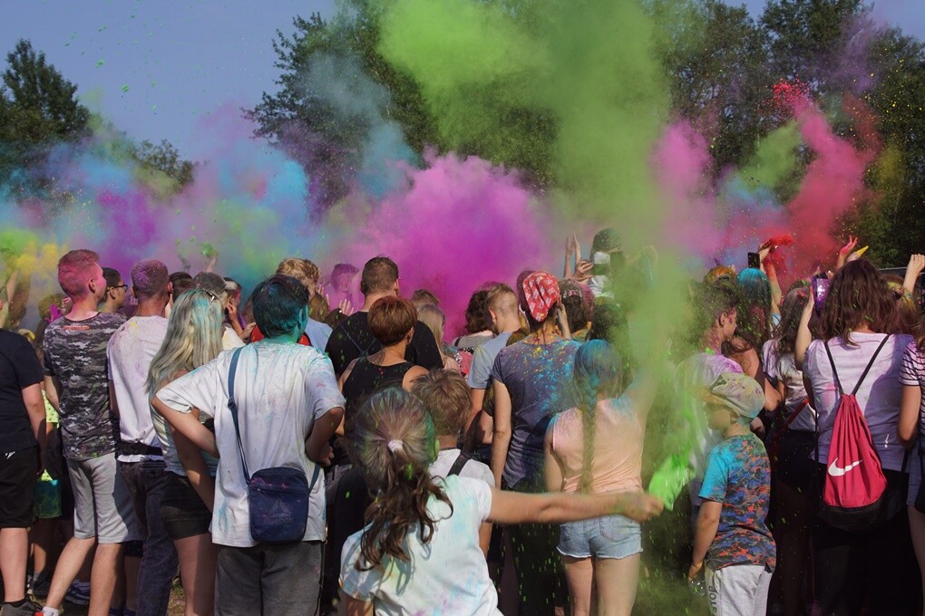 Dzisiaj na mieszkańców naszego miasta czekał kolorowy zawrót głowy. W Bykowinie odbył się Holi Festiwal Poland - ogólnopolska edycja robiącego furorę na całym świecie festiwalu kolorów.