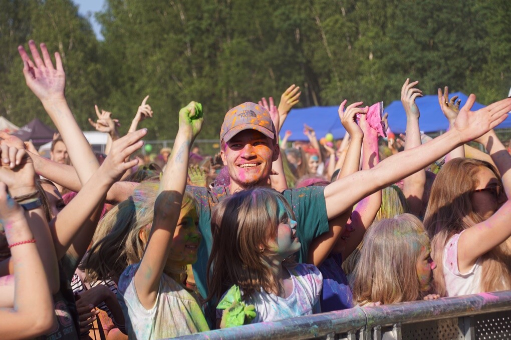 Dzisiaj na mieszkańców naszego miasta czekał kolorowy zawrót głowy. W Bykowinie odbył się Holi Festiwal Poland - ogólnopolska edycja robiącego furorę na całym świecie festiwalu kolorów.
