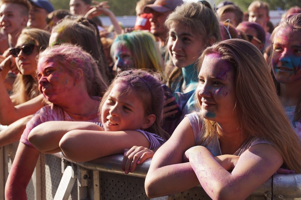 Dzisiaj na mieszkańców naszego miasta czekał kolorowy zawrót głowy. W Bykowinie odbył się Holi Festiwal Poland - ogólnopolska edycja robiącego furorę na całym świecie festiwalu kolorów.