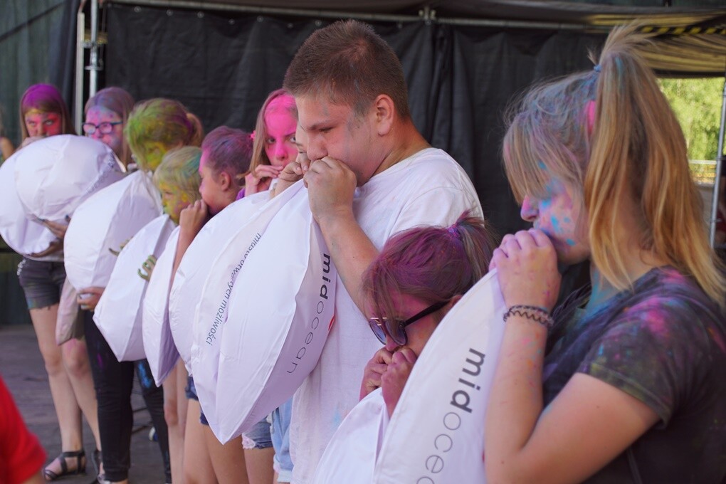 Dzisiaj na mieszkańców naszego miasta czekał kolorowy zawrót głowy. W Bykowinie odbył się Holi Festiwal Poland - ogólnopolska edycja robiącego furorę na całym świecie festiwalu kolorów.