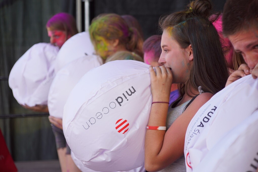 Dzisiaj na mieszkańców naszego miasta czekał kolorowy zawrót głowy. W Bykowinie odbył się Holi Festiwal Poland - ogólnopolska edycja robiącego furorę na całym świecie festiwalu kolorów.