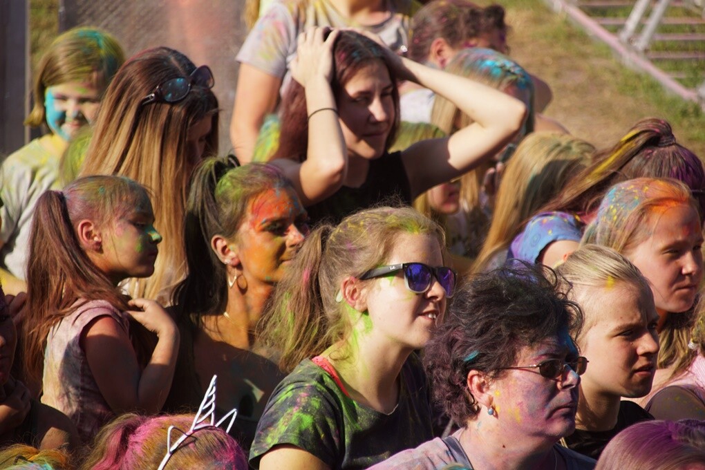 Dzisiaj na mieszkańców naszego miasta czekał kolorowy zawrót głowy. W Bykowinie odbył się Holi Festiwal Poland - ogólnopolska edycja robiącego furorę na całym świecie festiwalu kolorów.