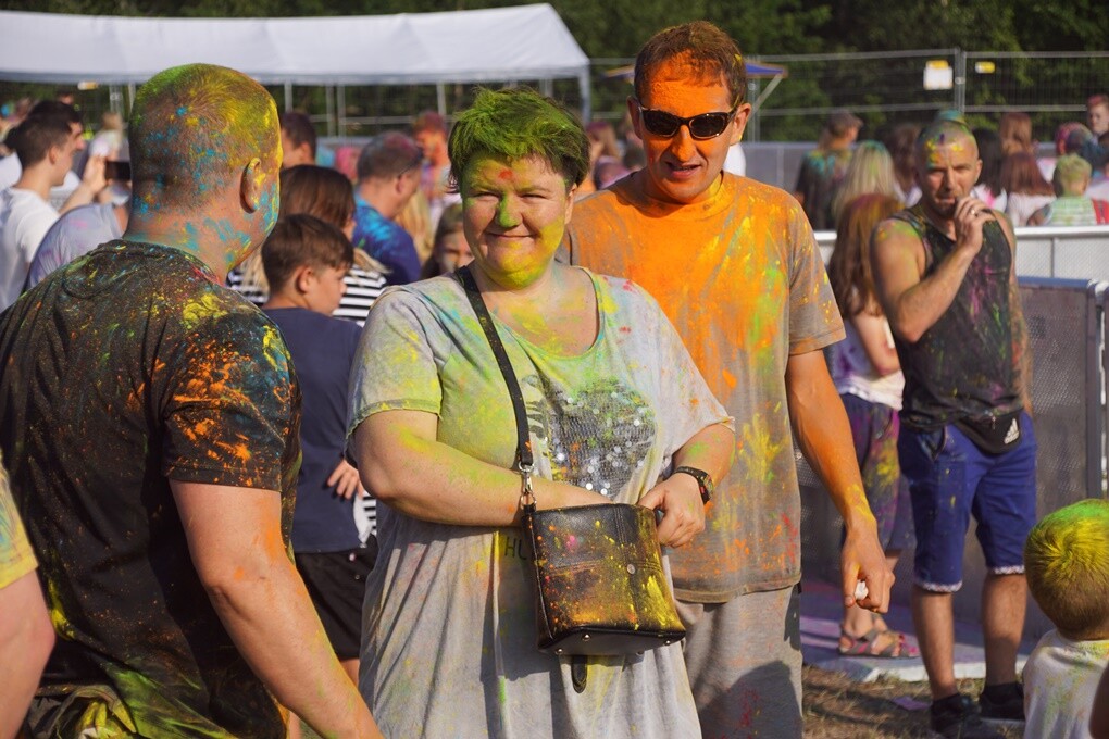 Dzisiaj na mieszkańców naszego miasta czekał kolorowy zawrót głowy. W Bykowinie odbył się Holi Festiwal Poland - ogólnopolska edycja robiącego furorę na całym świecie festiwalu kolorów.