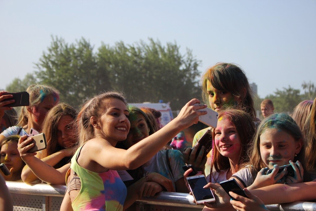 Dzisiaj na mieszkańców naszego miasta czekał kolorowy zawrót głowy. W Bykowinie odbył się Holi Festiwal Poland - ogólnopolska edycja robiącego furorę na całym świecie festiwalu kolorów.