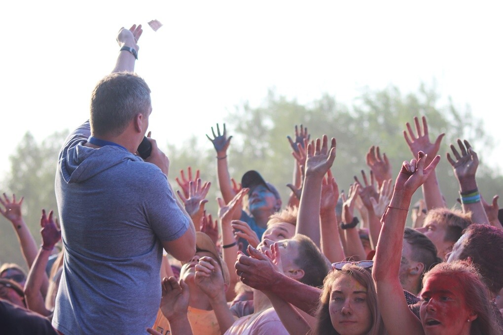 Dzisiaj na mieszkańców naszego miasta czekał kolorowy zawrót głowy. W Bykowinie odbył się Holi Festiwal Poland - ogólnopolska edycja robiącego furorę na całym świecie festiwalu kolorów.