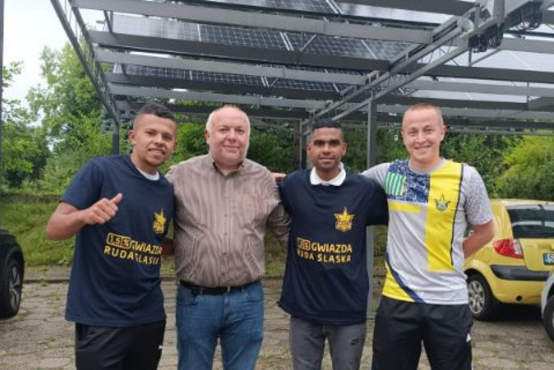 Do zespołu Gwiazdy dołączyli dwaj zawodnicy z Kolumbii. Za nimi pierwszy wspólny trening