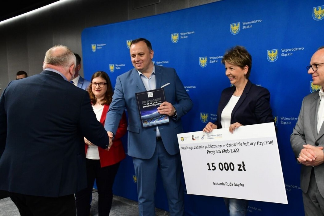 Aż 158 podmiotów odebrało w ubiegłym tygodniu symboliczne czeki i umowy w kolejnej odsłonie Programów Klub i Grant adresowanych do środowisk sportowych. Wśród nich znalazły się także kluby i stowarzyszenia z Rudy Śląskiej. 

fot. Patryk Pyrlik / UMWS