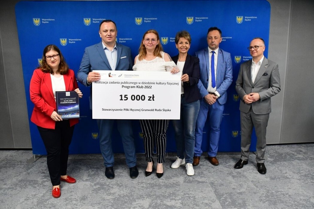 Aż 158 podmiotów odebrało w ubiegłym tygodniu symboliczne czeki i umowy w kolejnej odsłonie Programów Klub i Grant adresowanych do środowisk sportowych. Wśród nich znalazły się także kluby i stowarzyszenia z Rudy Śląskiej. 

fot. Patryk Pyrlik / UMWS