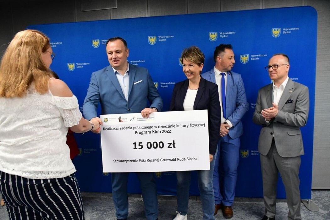Aż 158 podmiotów odebrało w ubiegłym tygodniu symboliczne czeki i umowy w kolejnej odsłonie Programów Klub i Grant adresowanych do środowisk sportowych. Wśród nich znalazły się także kluby i stowarzyszenia z Rudy Śląskiej. 

fot. Patryk Pyrlik / UMWS