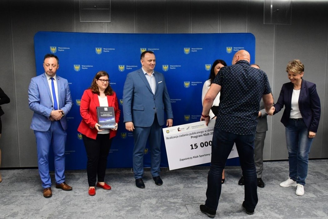 Aż 158 podmiotów odebrało w ubiegłym tygodniu symboliczne czeki i umowy w kolejnej odsłonie Programów Klub i Grant adresowanych do środowisk sportowych. Wśród nich znalazły się także kluby i stowarzyszenia z Rudy Śląskiej. 

fot. Patryk Pyrlik / UMWS
