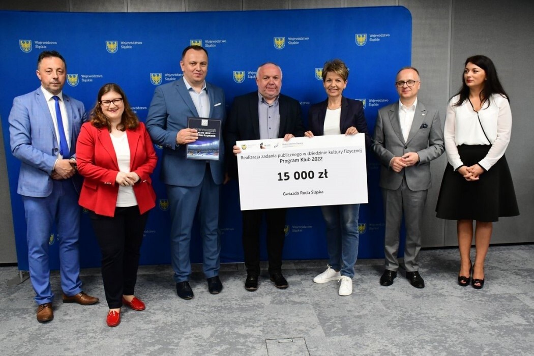 Aż 158 podmiotów odebrało w ubiegłym tygodniu symboliczne czeki i umowy w kolejnej odsłonie Programów Klub i Grant adresowanych do środowisk sportowych. Wśród nich znalazły się także kluby i stowarzyszenia z Rudy Śląskiej. 

fot. Patryk Pyrlik / UMWS