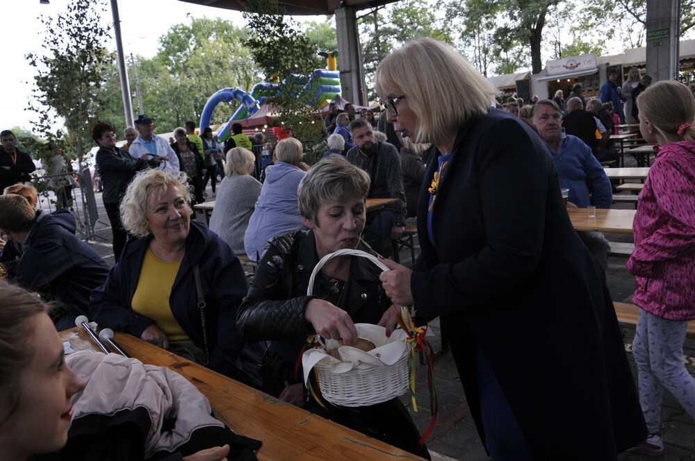 W tym roku po raz pierwszy w Rudzie Śląskiej uroczyście obchodziliśmy dożynki, które rozpoczęły się mszą świętą w kościele pw. św. Wawrzyńca na Wirku, a zakończyły wspaniałą zabawą na miejskim targowisku.